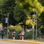在威斯康星大学史蒂文斯角分校开学的第一天，学生们走在校园里. 今年秋天，该校大一新生、研究生和转学生的入学人数都有所增加.